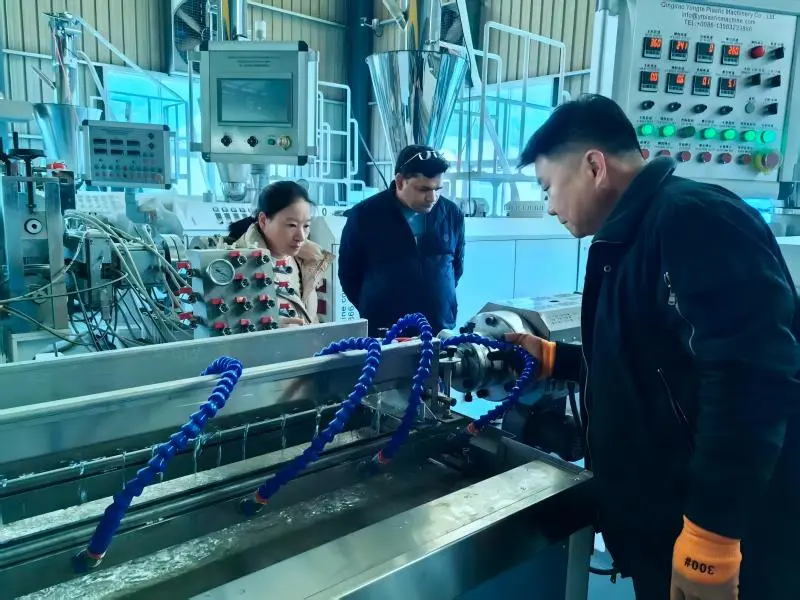 Үндістандық тұтынушы үшін сайтта жұмыс істейтін резеңке суару құбыры машинасы