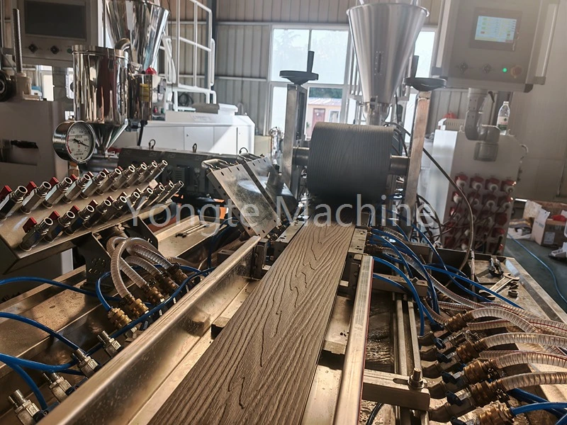 Машина пластик қалдықтарын WPC профиліне айналдырады